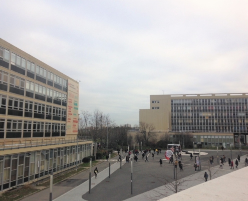 Photo du campus de l'universit Paris-Nanterre. Le ciel est gris, les étudiants déambulent.
