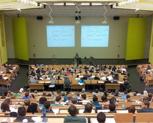 Image d'amphithéatre, rempli d'étudiants, dans une université.