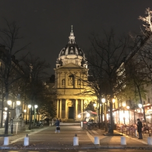 photo de la place de la Sorbonne, de nuit