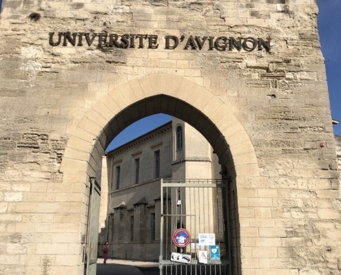 11ème plénière à Avignon. Arche en pierre : entrée de l'université d'Avignon.