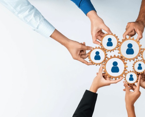 image représentant des personnes collaborant et formant un engrenage (peut représenter un colloque)