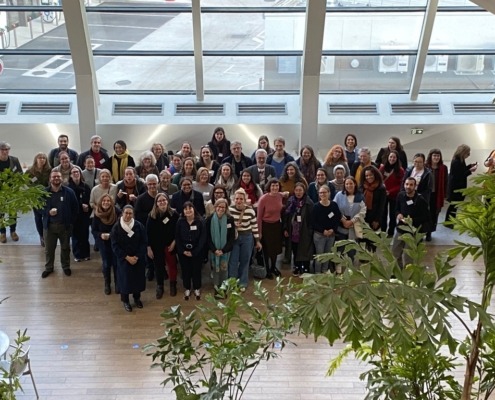 Photo de groupe des personnes participant à la 17e réunion plénière.